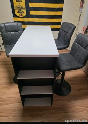 Moderner Bartisch mit 3 Barstühle