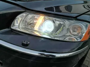 Volvo V70 2.4 D5 AWD Summum Automatik Vollleder AHK ALU-Felg Bild 2