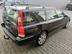 Volvo V70 2.4 D5 AWD Summum Automatik Vollleder AHK ALU-Felg Bild 5
