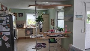 Eine Küche in L -Form mit Tresen 