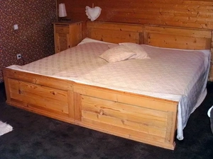 Landhaus Doppelbett, helles Weichholz massiv