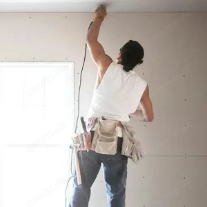 Latino Handwerker mit Herz und Werkzeugkoffer