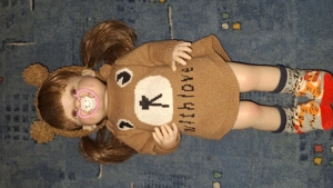 Babypuppe mit Schnuller und klamotten
