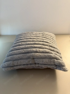 Limitiertes Slate Calm Dekokissen - stilvoll & gemütlich für Sommerabende