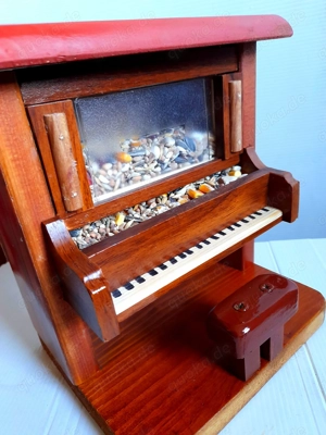 Klavier Futterhaus, Futterspender für  Eichhörnchen und Vögel