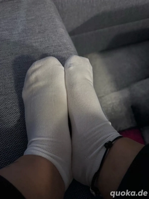 weiße sneaker für sich getragen