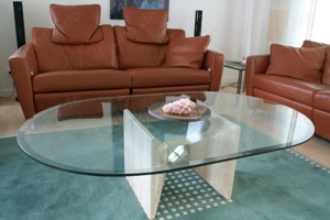 Wunderschöner Glas-Couch-Tisch mit Travertin-Fuß - wie neu