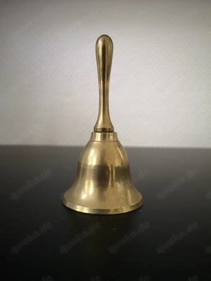 Kleine 10cm große Messing Handglocke mit leichtem Schlag