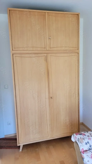 Kleider-Hochschrank mit Aufsatz