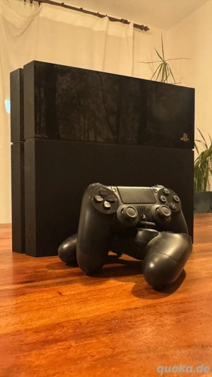 PlayStation 4 (500GB, Baujahr 2015)   inkl. 2 Original-Controller & Kabel
