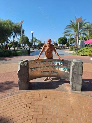 Welche  einsame   SIE  trinkt  mit  reifen gepflegten  Oldie  Kaffee  ?