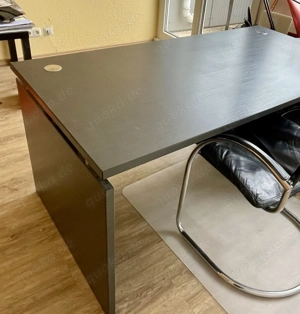 Schwarzer Schreibtisch