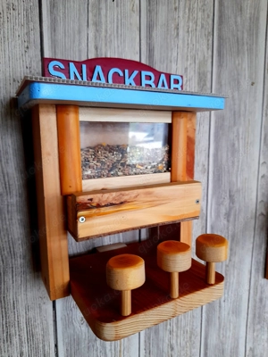Snackbar Futterhaus, Futterspender für Eichhörnchen und Vögel