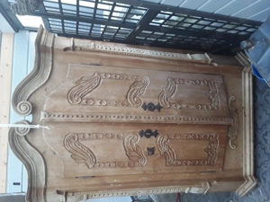 Alter handgeschnitzter Bauernschrank 