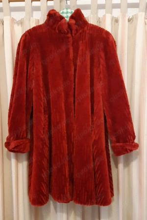 Roter "Teddy"-Wintermantel