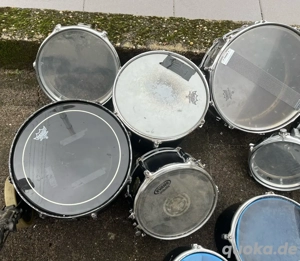 14 Trommeln Pauken Snare sowie Becken  Hihat und 2 Wägen