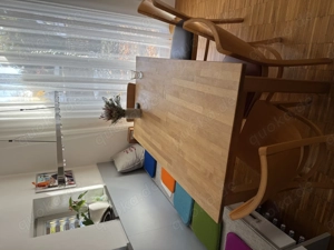 graue Küche mit Steinplatte