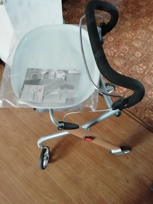 Rollator für den Innenbereich mit Tablett