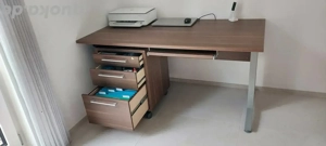 Schreibtisch, Rollcontainer und Aktenregal 