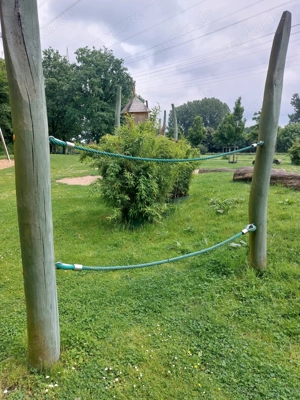 Wer hat einen Garten oder kennt einen ruhigen Grünanlage wo ich nackt und fixiert sein kann.