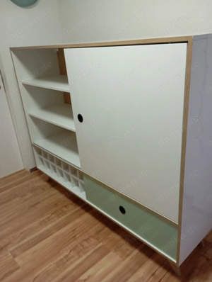 Gut erhaltener Schrank im skandinavischen Stil mit viel Stauraum