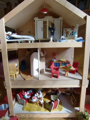 sehr gut erhaltenes Holz-Puppenhaus