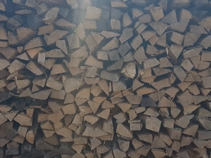 Ofenfertiges, getrocknetes Brennholz Kaminholz Feuerholz Holz Hartholz