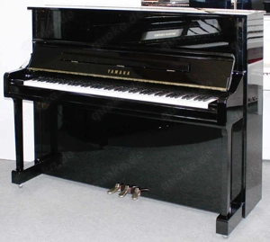 Klavier Yamaha YU11(U1), 121cm, schwarz poliert, 5 Jahre Garantie