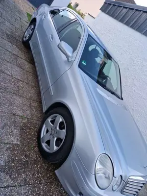 Mercedes-Benz E 200 E 200 CDI Classic Bild 4