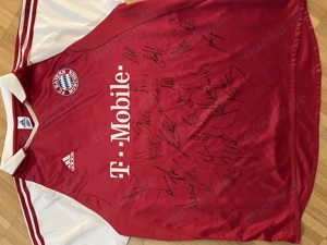 FCB Shirt mit Unterschriften der Spieler 