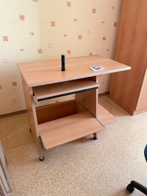 Computertisch mit ausziehbarer Tastaturablage