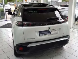 Peugeot 2008 e- GT SEHR GEPFLEGT  1 HAND Bild 4