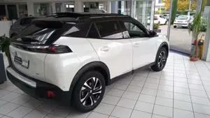 Peugeot 2008 e- GT SEHR GEPFLEGT  1 HAND Bild 3