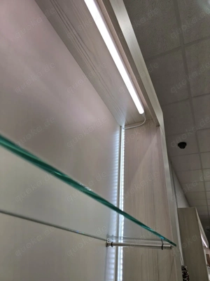 Zwei Verkaufstheken mit Glas und Metallhaken ideal für Apotheke oder Geschäft