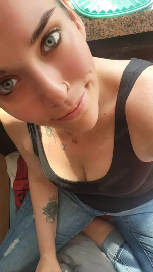 Heiße Bademeisterin verkäuft