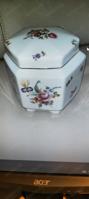 Sehr alte Porzelandose