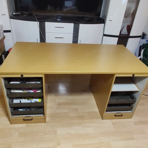 Sehr gut erhaltener großer Schreibtisch