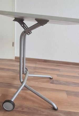 Schwenkbarer Bürobeistelltisch auf Rollen   praktisch & platzsparend
