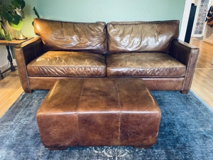 Echtleder-Sofa mit Hocker mit Retrocharme