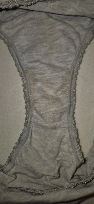 Slip mit blutiger Verfärbung, frisch gewaschen