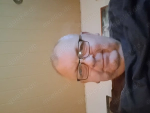 Möchte gerne eine vernachlässigte Ehefrau küssen lecken streicheln..