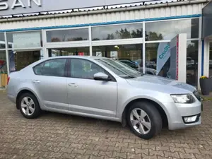 Skoda Octavia ELEGANCE SHZ AHK TEILLEDER 8FACH BEREIFT Bild 4