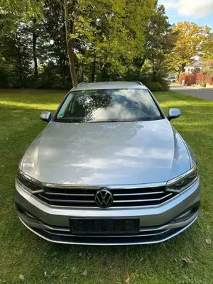 Volkswagen Passat Variant Business 1 HAND/NAVI/8 FACH Bild 2