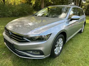 Volkswagen Passat Variant Business 1 HAND/NAVI/8 FACH Bild 1