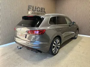 Volkswagen Touareg 4.0 V8 TDI R-Line 4M PANO|AHK|LUFT|Headup|Standhei Bild 4