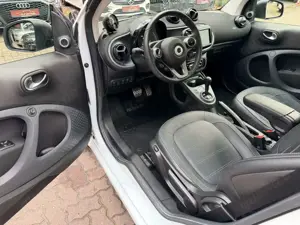 smart forTwo fortwo 66kW DCT prime SPORT*LEDER*NAVI*JBL*KAM Bild 4