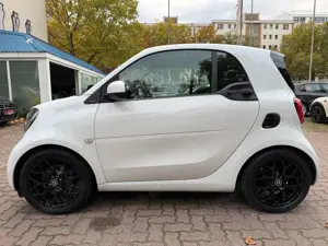 smart forTwo fortwo 66kW DCT prime SPORT*LEDER*NAVI*JBL*KAM Bild 2
