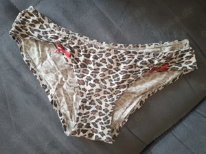 Heiße Damen Slips getragen.