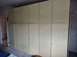 Großer Schlafzimmerschrank abzugeben