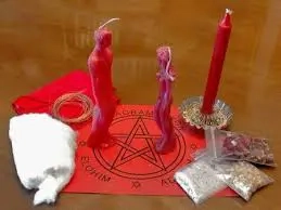 Priester des Voodoo-Kults, der Ihnen helfen wird